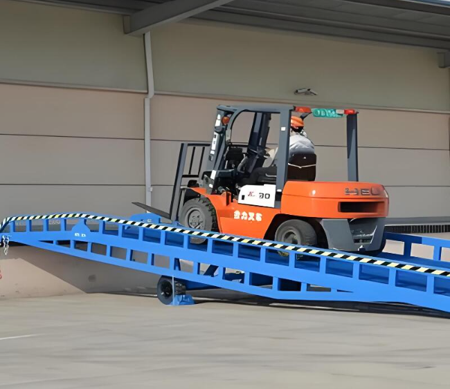 呼图壁移动式卸货平台（叉车用）